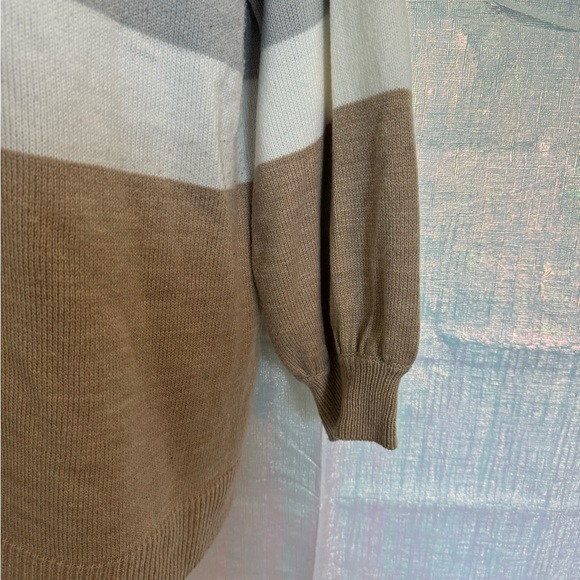 Lane Bryant plus size Sweater. Color block. Size 26/28. Gray/White/Tan. V neck - Picture 7 of 7